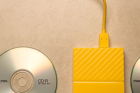 počítač, disk, digitální, úložný prostor, pevný disk, žlutá, nikdo, uvnitř, kopie prostor, přímo nad, pozadí, skupina objektů, tvar, jídlo a pití, technologie, stálý život, elektřina, detail, kabel, sdělení, studio shot, podlaha, napít se, vzor, prázdný, slitina, ocel, 5K, CC0, veřejná doména, bez autorských práv