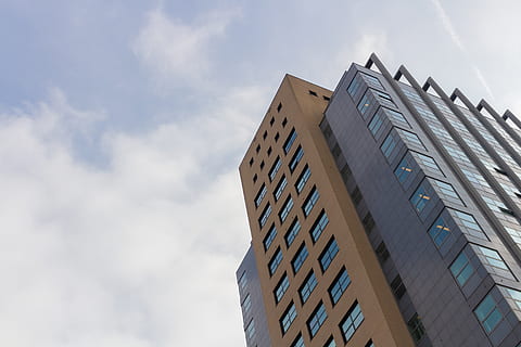 Wurmauge, Aussicht, hoch, Gebäude erheben, Weiß, Himmel, Architekturdesign, die Architektur, Gebäude, Wolken, Innenstadt, Fassade, Glasfenster, Froschperspektive, modern, Büro, Perspektive, Wolkenkratzer, höchste, Fenster, Flachwinkelansicht, gebaute Struktur, Gebäudehülle, wolke - himmel, Tag, Natur, keine Leute, Stadt, draußen, Bürogebäude außen, große Höhe, Geschäft, Glas - Material, Schutz, Wohnung, 5K, CC0, gemeinfrei, lizenzfrei