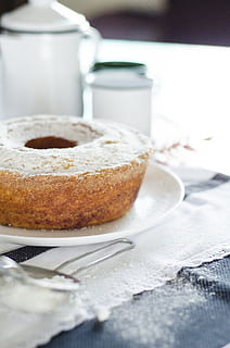 gogoașă, alb, ceramică, farfurie, brutărie, pâine, tort, delicios, alimente, de casă, patiserie, praf, zahăr, lemn, mancare si bautura, ustensile de bucatarie, mănâncă ustensile, prospeţime, mâncare dulce, desert, masa, în interior, dulce, selectiv, nici o persoana, furculiţă, natură moartă, a închide, copt, echipamente de uz casnic, gata să mănânce, cuțitul de masă, ispită, faianță, 4K, CC0, domeniu public, fără drepturi de autor