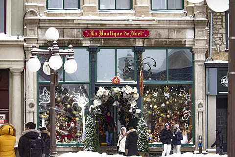 Canada, québec, architectuur, ingebouwde structuur, buitenkant van het gebouw, communicatie, tekst, stad, groep mensen, straat, dag, verlichtingsapparatuur, echte mensen, westers schrift, teken, incidentele mensen, script, mannen, niet-westers schrift, vrouw, volwassen, mensen, buitenshuis, licht, 5K, CC0, publiek domein, royaltyvrij