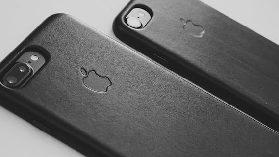 manzana, iphone, iphone 7, iphone 7 plus, piel genuina, tecnología, Olimpo, adentro, de cerca, nadie, foto de estudio, naturaleza muerta, comunicación, Fondo blanco, conexión, tecnología inalámbrica, vista de alto ángulo, dispositivo de información portátil, teléfono inteligente, solo objeto, suministros de oficina, de color negro, sencillez, mesa, teléfono móvil, hecho por el hombre, 4K, CC0, dominio público, libre de derechos