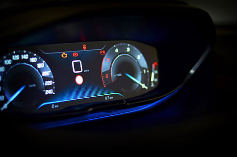Tachometer, Cockpit, Geschwindigkeit, Einheit, das Innere der, die Tankanzeige, Auto, Kraftfahrzeug, Transportmittel, Autoinnenraum, Transport, Landfahrzeug, Fahrzeuginnenraum, Instrumententafel, Technologie, drinnen, Nahansicht, Steuerung, beleuchtet, Lichtanlage, Blau, Schalttafel, keine Leute, Reise, Messgerät - Messinstrument, Luxus, elektrische Ausrüstung, 4K, CC0, gemeinfrei, lizenzfrei