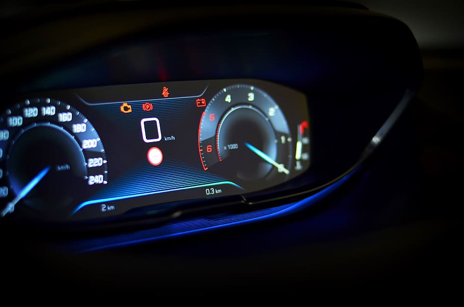 Tachometer, Cockpit, Geschwindigkeit, Einheit, das Innere der, die Tankanzeige, Auto, Kraftfahrzeug, Transportmittel, Autoinnenraum, Transport, Landfahrzeug, Fahrzeuginnenraum, Instrumententafel, Technologie, drinnen, Nahansicht, Steuerung, beleuchtet, Lichtanlage, Blau, Schalttafel, keine Leute, Reise, Messgerät - Messinstrument, Luxus, elektrische Ausrüstung, 4K
