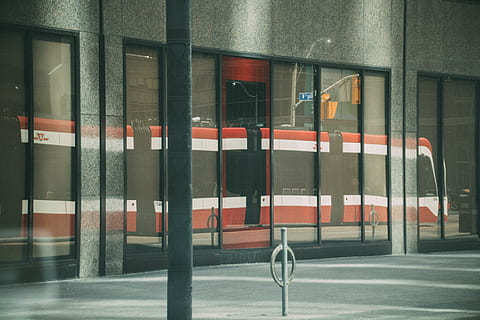 porte vitrée ouverte, verre - matériel, architecture, transparent, la fenêtre, structure construite, extérieur du bâtiment, réflexion, personne, transport, ville, journée, en plein air, verre, bâtiment, mode de transport, entrée, Transport ferroviaire, route, transport public, moderne, 5K, CC0, domaine public, libre de droits