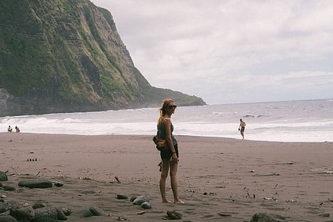 spiaggia, estate, ragazza, oceano, sorriso, sorridere, emozione, avventura, vita, backpacking, senza casa, terra, acqua, mare, bellezza nella natura, cielo, scenics - natura, attività di svago, persone reali, lunghezza intera, natura, montagna, due persone, stili di vita, sabbia, giorno, adulto, donne, uomini, all'aperto, 2K, CC0, dominio pubblico, privo di copyright