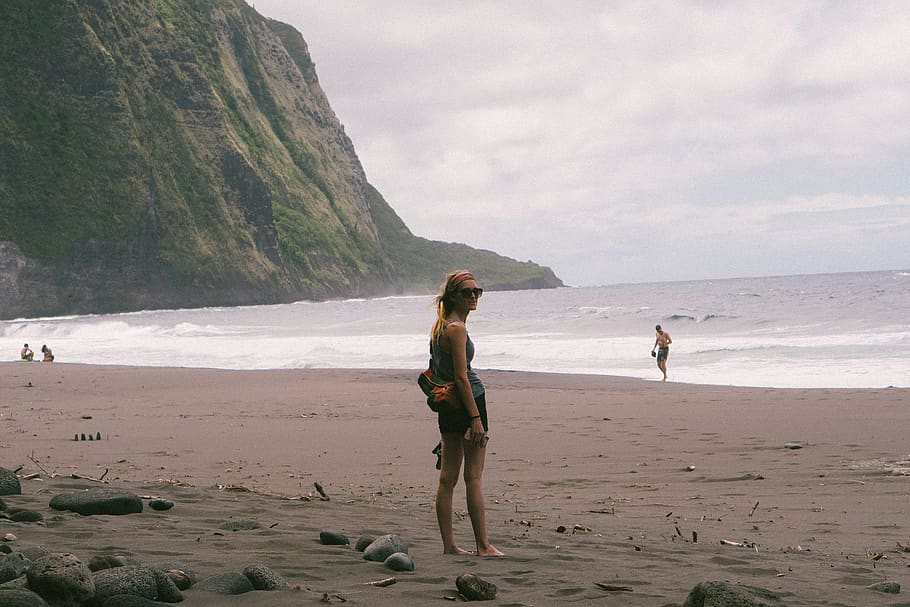 spiaggia, estate, ragazza, oceano, sorriso, sorridere, emozione, avventura, vita, backpacking, senza casa, terra, acqua, mare, bellezza nella natura, cielo, scenics - natura, attività di svago, persone reali, lunghezza intera, natura, montagna, due persone, stili di vita, sabbia, giorno, adulto, donne, uomini, all'aperto, 2K