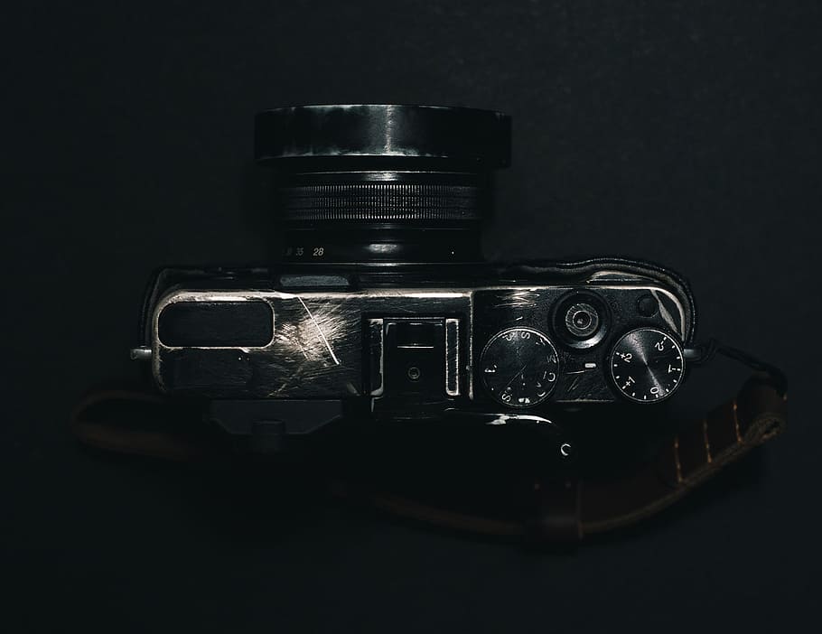 vell, càmera, ratllat, negre, fons, fons de pantalla, lent, botó, tecnologia, retro, vintage, tir de l'estudi, fons negre, a l'interior, natura morta, cap gent, primer pla, càmera - equip fotogràfic, estil retro, temes de fotografia, equip fotogràfic, color negre, metall, connexió, comunicació, sol objecte, càmera digital, 5K
