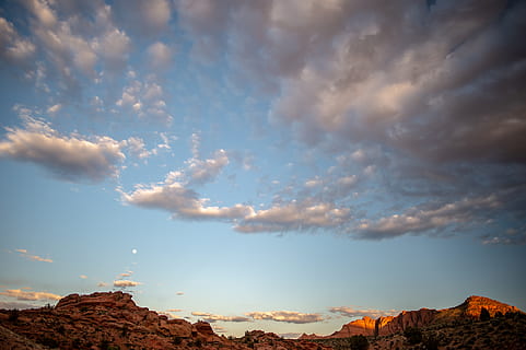formació de núvols blancs, naturalesa, a l'aire lliure, cel, escalante, núvol, temps, Cúmulus, posta de sol, desert, muntanya, mesa, utah, sud d’Utah, núvols, arizona, lluna, roques vermelles, cel blau, sortida del sol, Serra, núvol - cel, bellesa a la natura, escenics - natura, rock, escena tranquil·la, rock - object, tranquil·litat, sòlid, cap gent, idíl·lic, vista d’angle baix, formació de roca, escena no urbana, llum solar, formació, clima àrid, erosionat, 4K, CC0, domini públic, lliure de regalies