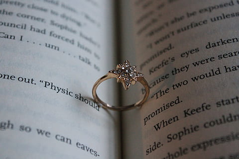 Buch, Ring, Schmuck, Feier, Veranstaltung, Hochzeit, Liebe, Hochzeitsring, Engagement, drinnen, Diamant - Edelstein, Nahansicht, positive Emotionen, Verlobungsring, Stillleben, keine Leute, Reichtum, Emotion, Lebensereignisse, Text, westliche Schrift, Luxus, silberfarben, Edelstein, 4K, CC0, gemeinfrei, lizenzfrei