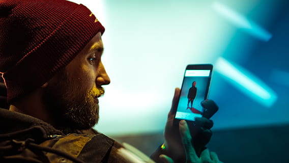 uomo che utilizza smartphone, tecnologia wireless, tecnologia, comunicazione, adulto, una persona, analizzare, cercare, guardare, smart phone, ritratto, colpo alla testa, dispositivo di informazione portatile, connessione, cellulare, schermo, capi di abbigliamento, in casa, giovane adulto, telefono, maschi, buio, vista profilo, 5K, CC0, dominio pubblico, privo di copyright