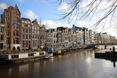 Niederlande, amsterdam, Ciudad, Edificios, Kanal, holanda, Gebäude, Kanäle, Gebäudehülle, die Architektur, gebaute Struktur, Wasser, Stadt, Himmel, Ufergegend, Wohngegend, Natur, Tag, Baum, kahler Baum, Transportmittel, Transport, keine Leute, Reflexion, draußen, Reihenhaus, 5K, CC0, gemeinfrei, lizenzfrei