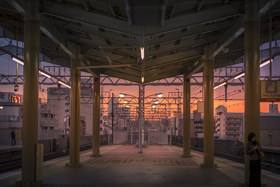 zonsondergang, trein, hemel, kleur, reizen, s avonds, station, Japan, stad, vakantie, nacht, architectuur, ingebouwde structuur, architectonische kolom, binnenshuis, gebouw, de weg vooruit, plafond, geen mensen, richting, leeg, vervoer, verbinding, metaal, brug, dag, Oranje kleur, 5K