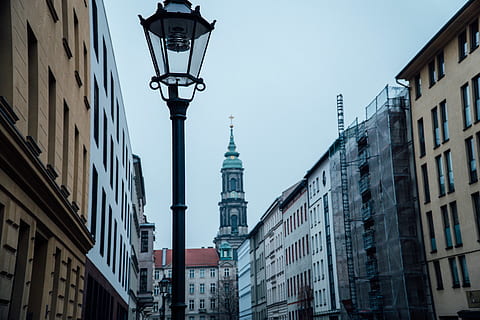 sort lys post, lygtepæl, Berlin, lampe, Tyskland, tårn, Spir, arkitektur, bygning, lanterne, by-, by, downtown, metropol, sti, kontorbygning, lampeskærm, kirke, gade, bygning udvendig, bygget struktur, belysningsudstyr, lav vinkel visning, gadebelysning, himmel, dag, ingen mennesker, natur, udendørs, skyfri himmel, vindue, boligområde, høj - høj, religion, elektrisk lampe, 2K, CC0, offentligt domæne, royaltyfrie