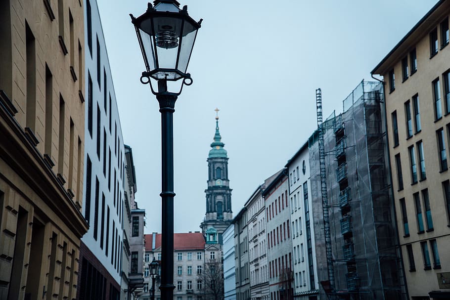 černé světlo post, sloupek lampy, Berlín, svítilna, Německo, kostelní věž, věž, architektura, budova, lucerna, městský, město, v centru města, metropole, cesta, kancelářská budova, stínidlo, kostel, ulice, exteriér budovy, stavba, osvětlovací zařízení, nízký úhel pohledu, pouliční osvětlení, nebe, den, nikdo, Příroda, venku, čisté nebe, okno, rezidenční čtvrti, vysoká - vysoká, náboženství, elektrická lampa, 2K