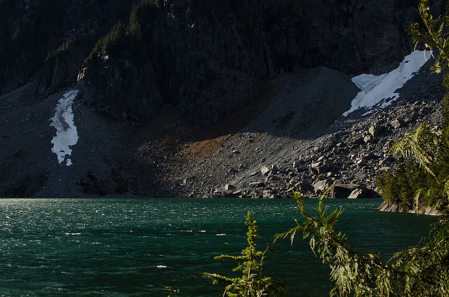 des arbres, forêt, Lac, rivière, bluie, vert, neige, roches, eau, beauté dans la nature, Montagne, paysages - nature, Roche, la nature, tranquillité, scène tranquille, personne, journée, rock - objet, mer, solide, scène non urbaine, formation rocheuse, éloigné, idyllique, front de mer, en plein air, formation, 4K