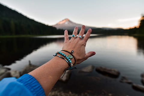 protendersi, boho, squillare, sfondo, mano, mano umana, parte del corpo umano, acqua, lago, parte del corpo, dito, natura, dito umano, cielo, una persona, riflessione, braccialetto, prospettiva personale, adulto, scenics - natura, orologio, concentrarsi sulle conoscenze acquisite, giorno, orologio da polso, all'aperto, arto umano, 4K, CC0, dominio pubblico, privo di copyright