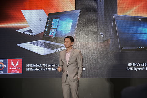 electrònica, ordinador, PC, portàtil, persona, humà, monitor, pantalla, pantalla lcd, abric, roba, vestit, teclat d’ordinador, teclat, maquinari, maquinari de l'ordinador, hp laptop, una persona, negocis, persona de negocis, comunicació, adult, negoci corporatiu, ben vestit, de peu, a l'interior, tecnologia, vista frontal, home de negocis, tres quarts de longitud, mirant, mascles, dona de negocis, ocupació, homes, adult jove, 5K, CC0, domini públic, lliure de regalies