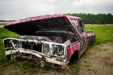 Canada, Mildmay, rosso, ruggine, vecchio, auto, alberi, erba, rotto, camion, abbandonato, modo di trasporto, mezzi di trasporto, obsoleto, danneggiato, campo, terra, veicolo terrestre, cielo, corri giù, deterioramento, declino, giorno, pianta, natura, nessuno, nuvola - cielo, cattiva condizione, rovinato, all'aperto, 5K, CC0, dominio pubblico, privo di copyright