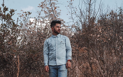 Amerika, jonge mannen, jonge volwassene, boom, een persoon, staand, fabriek, levensstijlen, casual kleding, echte mensen, vrijetijdsbesteding, drie kwart lengte, land-, dag, op zoek, natuur, wegkijken, vooraanzicht, knap, buitenshuis, overpeinzing, 4K, CC0, publiek domein, royaltyvrij