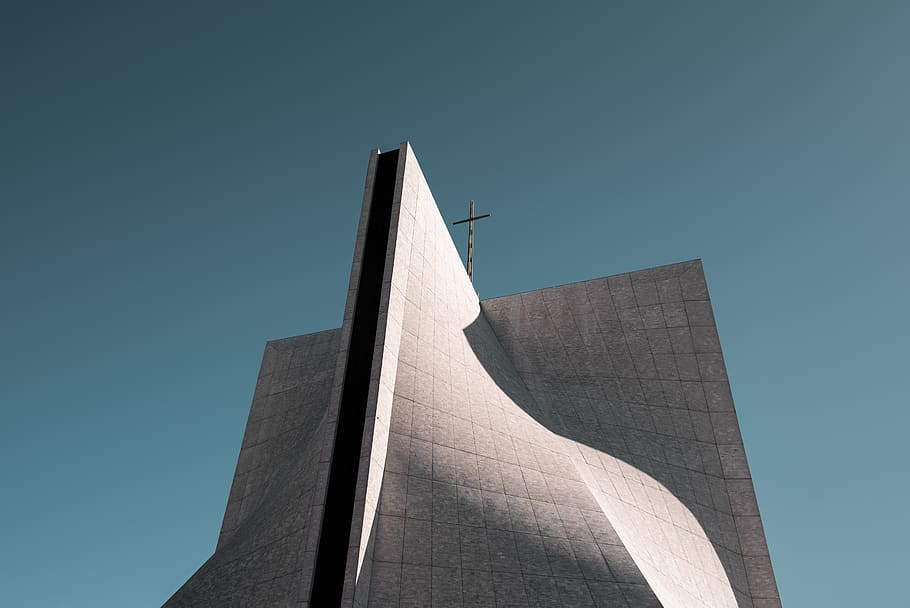 triangolo, architettura, costruzione, monumento, folla, urbano, cittadina, città, silhouette, colonna, pilastro, edificio per uffici, calcestruzzo, pianta, cespuglio, vegetazione, Teatro dell'opera, osservatorio, planetario, obelisco, Inquadratura dal basso, cielo, esterno dell'edificio, struttura costruita, cielo sereno, natura, nessuno, giorno, alto - alto, copia spazio, luce del sole, viaggio, Torre, blu, all'aperto, grattacielo, edificio per uffici esterno, moderno, guglia, direttamente sotto, 5K