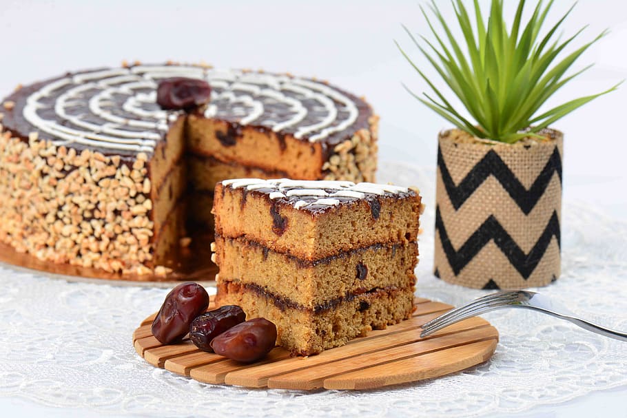 data torta, torta, dolce, Data, cibo e bevande, cibo, cibo dolce, al forno, indulgenza, in casa, freschezza, girato in studio, tentazione, cioccolato, pronto a mangiare, natura morta, mangiare sano, nessuno, avvicinamento, fetta di torta, tavolo, torta di Natale, 5K