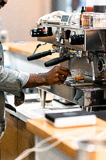 mand, ved brug af, grå, kaffemaskine, kaffekop, kop, Dallas, træ, drikke, human, person, brygget + presset, Amerikas Forenede Stater, glas, drik, espresso, kaffebar, barista, dallas texas, lukketid, dryppe, kaffe, texas, menneskelig hånd, rigtige mennesker, hånd, arbejder, indendørs, en person, beskæftigelse, maskineri, menneskelig kropsdel, herrer, kaffe - drikke, mad og drikke, bedrift, forberedelse, forretning, udstyr, apparat, finger, 5K, CC0, offentligt domæne, royaltyfrie
