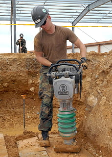 sitio, construcción, humano, actividad, trabajo, militar, gente real, ropa casual, longitud total, gente, día, hombres, sombrero, tecnología, ocupación, comunicación, machos, adulto, adulto maduro, trabajando, en pie, arquitectura, adentro, proteccion, ropa, 1080P, CC0, dominio público, libre de derechos