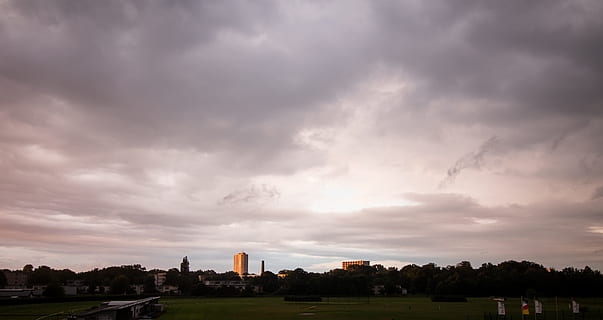 Himmel, Wolke, wolkig, Natur, unklar, Wetter, Stadt, Dorf, Stadt, städtisch, wolke - himmel, die Architektur, gebaute Struktur, Umgebung, Landschaft, Gebäudehülle, Gebäude, Sturm, Pflanze, Baum, draußen, Wolkengebilde, Dramatischer Himmel, Wohngegend, Schönheit in der Natur, Gras, keine Leute, Stadtbild, 2K, CC0, gemeinfrei, lizenzfrei