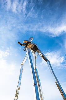 macchina, motore, il motore, gru di costruzione, turbina, turbina eolica, rotore, bobina, spirale, all'aperto, cielo azzurro, natura, cielo, giacimento petrolifero, costruzione, alloggiamento, Parco divertimenti, pompa, ruggine, Inquadratura dal basso, nuvola - cielo, blu, industria, giorno, lavoro, architettura, occupazione, struttura costruita, metallo, nessuno, luce del sole, industria di costruzioni, polo, alto - alto, scala, equipaggiamento industriale, 4K, CC0, dominio pubblico, privo di copyright