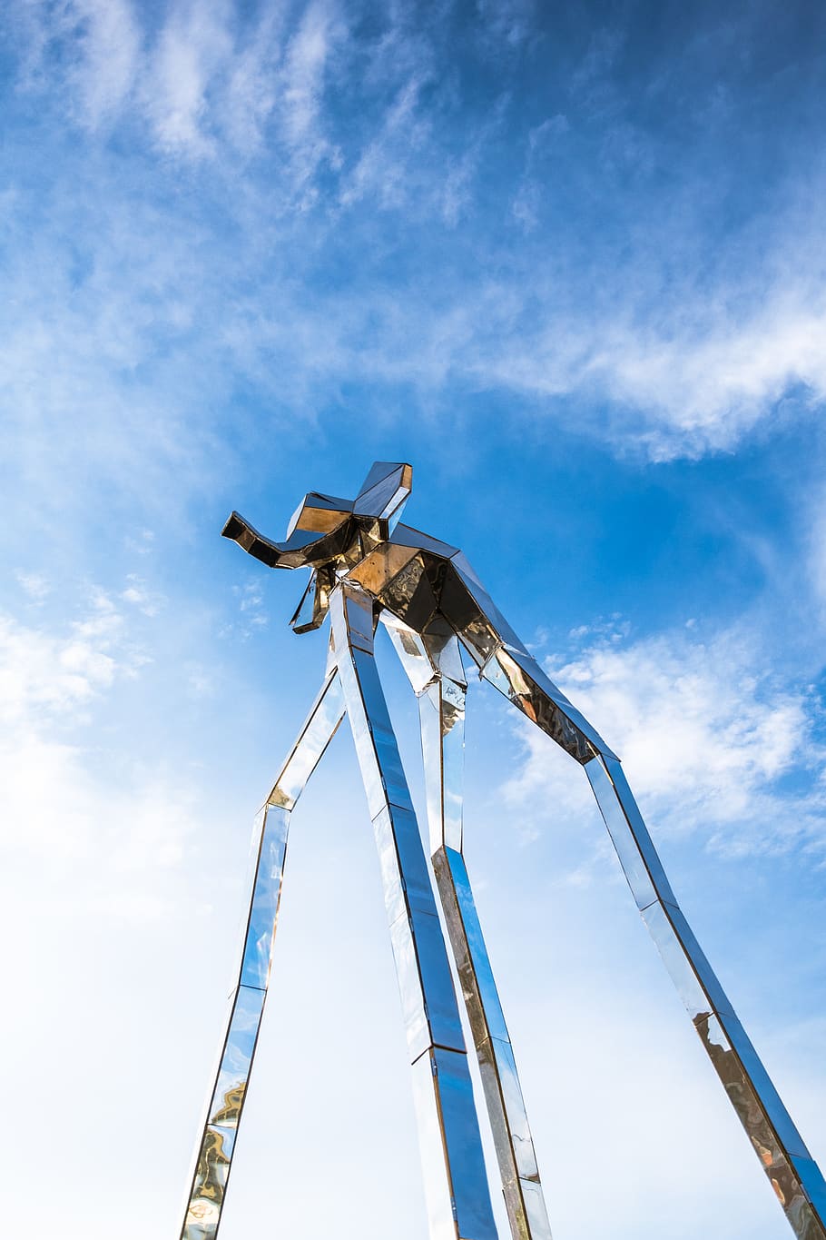 màquina, motor, grua de construcció, turbina, aerogenerador, rotor, bobina, espiral, a l'aire lliure, cel blau, naturalesa, cel, camp petrolífer, edifici, habitatge, Parc d'atraccions, construcció, bomba, òxid, vista d’angle baix, núvol - cel, blau, indústria, dia, treball, arquitectura, ocupació, estructura construïda, metall, cap gent, llum solar, industria de la construcció, pol, alta - alta, escala, equipament industrial, 4K