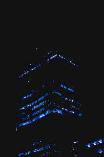 edificio, ciudad, arquitectura, iluminación, urbano, ligero, pueblo, triángulo, noche, al aire libre, edificio de oficinas, naturaleza, Alto, céntrico, barrio, Oceano, agua, mar, árbol, planta, iluminado, estructura construida, exterior del edificio, oscuro, nadie, cielo, vista de ángulo bajo, copia espacio, equipo de iluminación, brillante, luz - fenómeno natural, cielo limpio, altura maxima, rascacielos, edificio de oficinas exterior, la vida nocturna, 4K, CC0, dominio público, libre de derechos