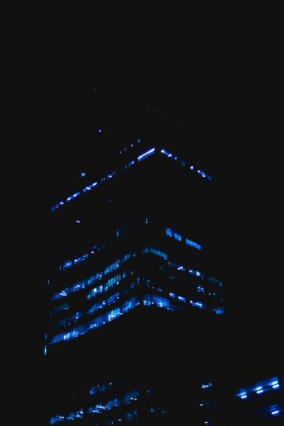 edificio, ciudad, arquitectura, iluminación, urbano, ligero, pueblo, triángulo, noche, al aire libre, edificio de oficinas, naturaleza, Alto, céntrico, barrio, Oceano, agua, mar, árbol, planta, iluminado, estructura construida, exterior del edificio, oscuro, nadie, cielo, vista de ángulo bajo, copia espacio, equipo de iluminación, brillante, luz - fenómeno natural, cielo limpio, altura maxima, rascacielos, edificio de oficinas exterior, la vida nocturna, 4K