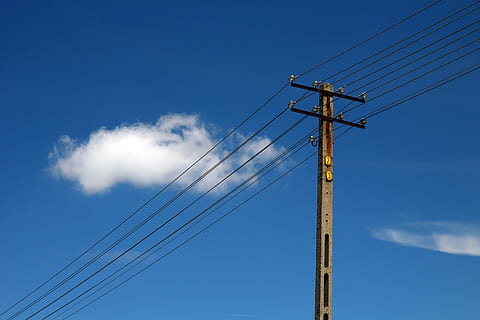 Elektrizität, aktuell, Kabel, Linien, die Spannung, Hotel, Himmel, Verbindung, Technologie, wolke - himmel, Blau, Stromleitung, Natur, Kraftstoff- und Stromerzeugung, Telefonleitung, Netzteil, Tag, keine Leute, Industrie, Strommast, Flachwinkelansicht, draußen, Telefonmast, Transport, elektrische Ausrüstung, 5K, CC0, gemeinfrei, lizenzfrei
