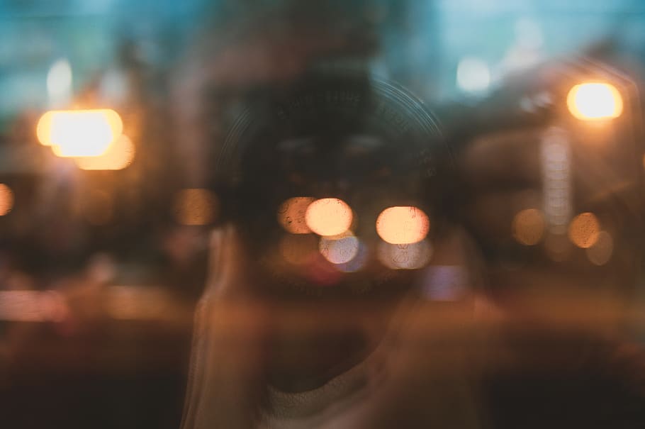 flare, lys, belysning, mand, pub, linse, blende, gennemsigtig, spøgelse, skygge, farver, refleksioner, marco, mirrorless, bokeh, person, human, udendørs, natur, belyst, by, transportmidler, nat, glas - materiale, transportform, ingen mennesker, arkitektur, byliv, sløret, land køretøj, vindue, bil, linseflare, bevægelse, bygning udvendig, motor køretøj, gade, fokus på forgrunden, 5K