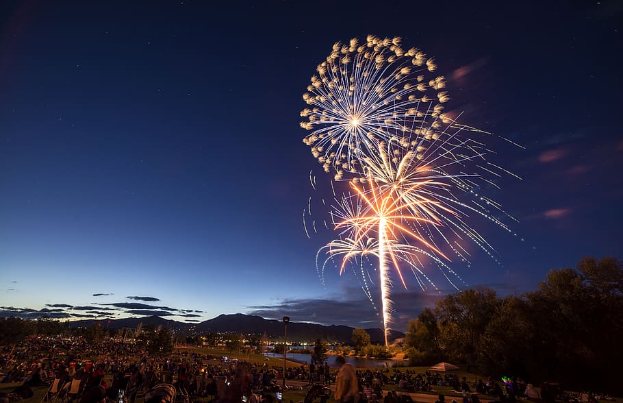 focuri de artificii, luminos, Cloudscape, colorate, amurg, seară, bliț, ora de aur, soare auriu, orizont, iluminat, peisaj, expunere lungă, în aer liber, decor, pitoresc, cer, apus de soare, interval de timp, copaci, noapte, arta culturii și divertismentului, eveniment, celebrare, foc de artificii, natură, arhitectură, mişcare, explodează, exteriorul clădirii, construită, ușoară, mulţimea, grup de oameni, foc de artificii - obiect de om, 5K