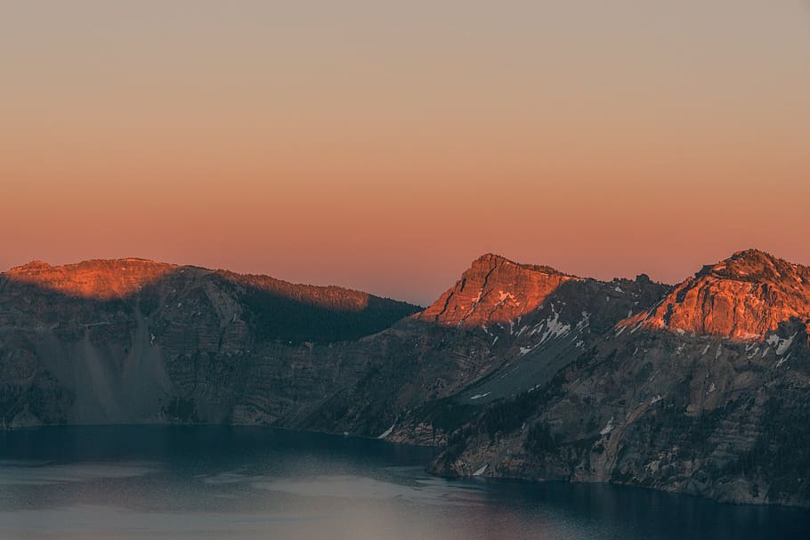 cos, aigua, envoltat, muntanya, senderisme, ombra, explorant, a l'aire lliure, blau, cel, fons, cap de setmana, fora, dia, escriptori, desert, naturalesa, bellesa, ressalta, salvatge, aventura, llum, verd, sortida del sol, posta de sol, paisatge, escenics, cim de muntanya, llac, sortida del sol - alba, rock - object, viatjar, Serra, bellesa a la natura, vespre, neu, llum solar, turó, estiu, al matí, lloc famós, cap gent, sol, turisme, hivern, reflexió, destinacions de viatge, color taronja, penya-segat, alba, vacances, majestuós, escena tranquil·la, 5K