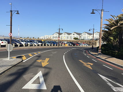 , firmar, estructura construida, arquitectura, la carretera, exterior del edificio, ciudad, señalización vial, calificación, símbolo, transporte, cielo, calle, naturaleza, cielo limpio, dirección, símbolo de flecha, el camino a seguir, día, edificio, luz del sol, nadie, al aire libre, 2K, CC0, dominio público, libre de derechos