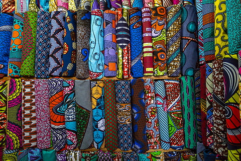 farblich sortierte Textilien, mehrfarbig, Wahl, zu verkaufen, Hintergründe, Vollbild, Verkauf, Muster, Variation, Markt, Kunst und Handwerk, große gruppe von gegenständen, keine Leute, Marktstand, Textil-, Verkaufsdisplay, Geschäft, Kleinunternehmen, Fülle, Kreativität, Tag, draußen, Blumenmuster, Konsumismus, 2K, CC0, gemeinfrei, lizenzfrei