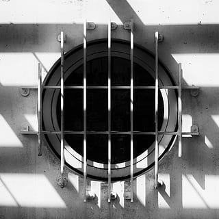 venster, schaduw, structuur, gebouw, architectuur, kader, bar, licht, wit, geometrische vorm, cirkel, vorm, geen mensen, ingebouwde structuur, dag, binnenshuis, metaal, uitlaatventilator, detailopname, ventilator, technologie, opknoping, elektrische ventilator, luchtkanaal, rooster, plafond, 2K, CC0, publiek domein, royaltyvrij