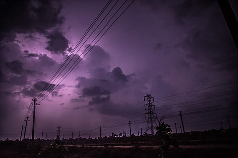 cielo, tuono, thundersky, temporale, natura, nuvole, notte, tempo metereologico, atmosferico, nuvola - cielo, elettricità, tecnologia, silhouette, crepuscolo, cavo, combustibile e produzione di energia, pilone dell'elettricità, Alimentazione elettrica, linea elettrica, industria, architettura, nessuno, connessione, ambiente, esterno dell'edificio, inquinamento, viola, 5K, CC0, dominio pubblico, privo di copyright