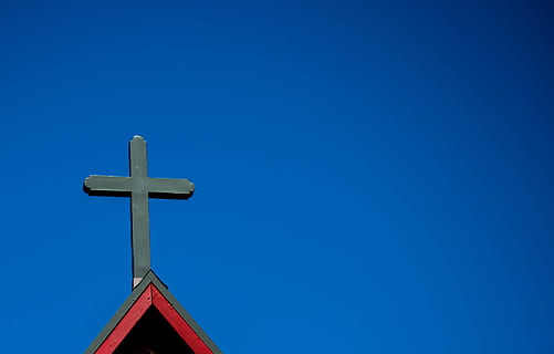 croce grigia, blu, credenza, religione, cielo sereno, cielo, spiritualità, copia spazio, attraversare, Inquadratura dal basso, architettura, struttura costruita, nessuno, natura, forma a croce, giorno, simbolo, luogo di culto, costruzione, all'aperto, guglia, 4K, CC0, dominio pubblico, privo di copyright