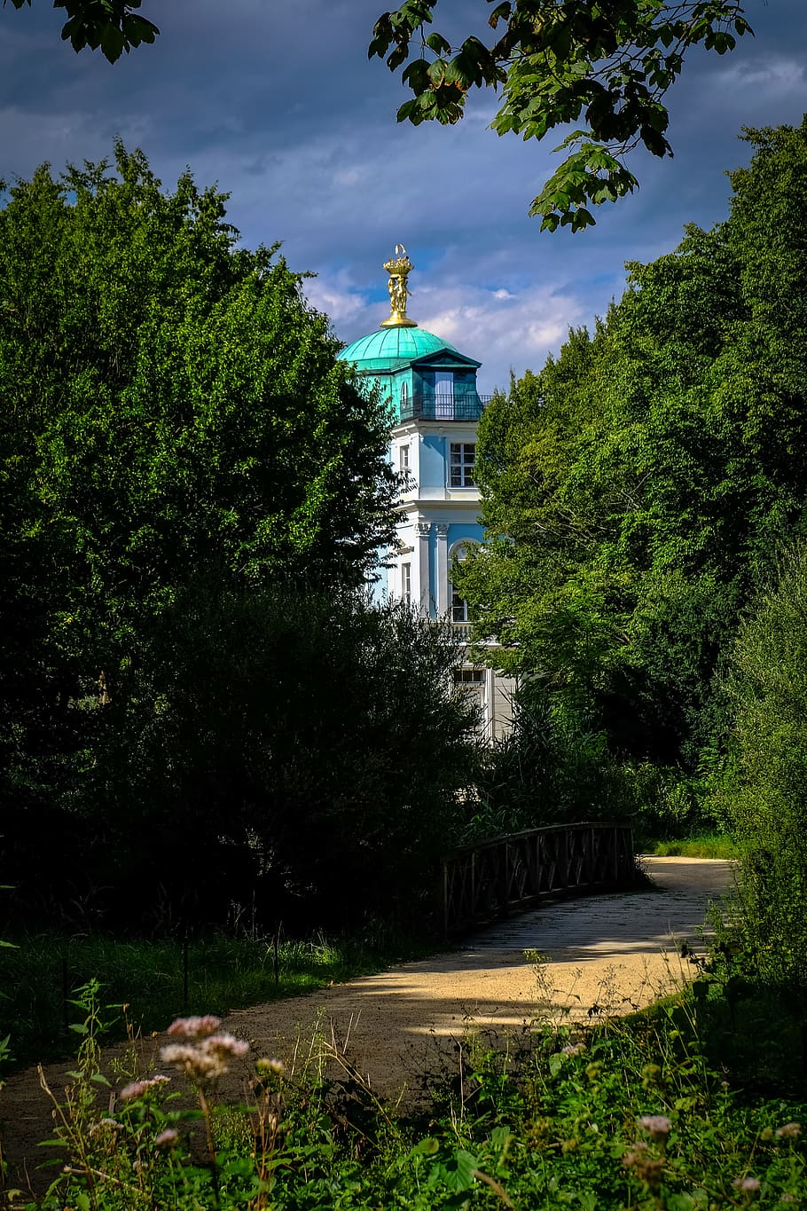 verd, arbres, al costat, catedral, núvols, medi ambient, bosc, fulles, naturalesa, parc, plantes, paisatge, escènic, cel, boscos, arbre, planta, estructura construïda, arquitectura, exterior de l'edifici, direcció, núvol - cel, creixement, cap gent, torre, el camí a seguir, dia, color verd, a l'aire lliure, edifici, orientació, sendera, llum solar, 4K