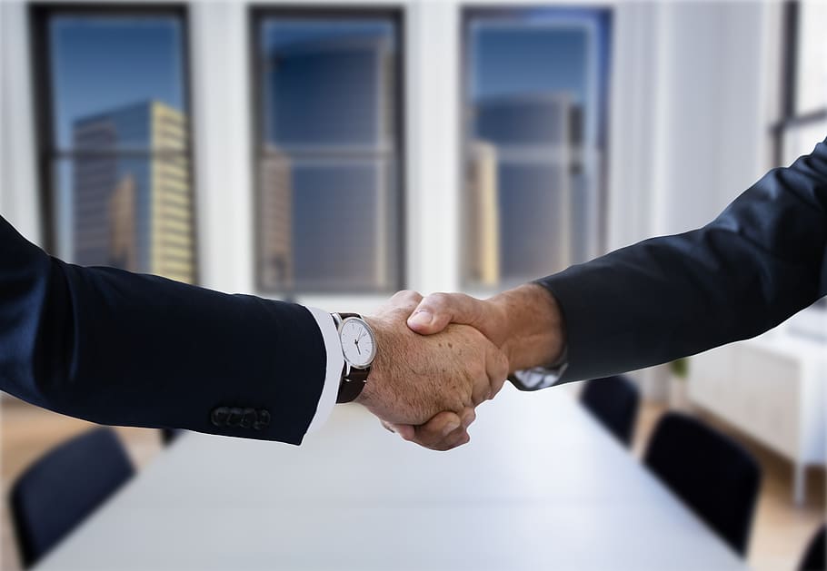donar la mà, encaixada de mans, mans, treballar, donar mà, negociació, dit, empresaris, cooperació, amistat, junts, vinculació, compatible, conclusió, responsabilitat, vestit, oficina, negocis, símbol, promesa, treball en equip, equip, mà humana, mà, homes, part del cos humà, associació - treball en equip, acord, dues persones, comunicació, salutació, adult, centrar-se en primer pla, negoci corporatiu, home de negocis, persona de negocis, dia, mascles, company de feina, roba de negocis formal, 5K