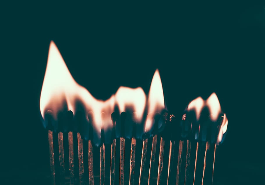 encara, articles, coses, partits, fila, línia, cua, encès, llum, foc, flama, cremant, calor - temperatura, foc - fenomen natural, matchstick, naturalesa, a l'interior, primer pla, brillant, tir de l'estudi, en fila, cap gent, costat a costat, equipament d’il·luminació de partit, material de fusta, fons negre, vela, còpia espai, gran grup d'objectes, 4K