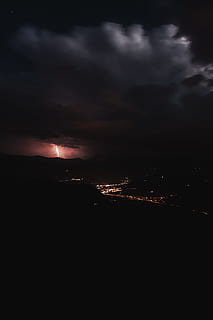encès, edifici, trons, gris, núvols, nit, tempesta, núvol, pern, vermell, brillar, llamps, ciutat, llum, naturalesa, fosc, posta de sol, cel, núvol - cel, escenics, a l'aire lliure, vespre, temps, cloudscape, color negre, bellesa a la natura, paisatge, fons, llum - fenomen natural, cel dramàtic, estiu, muntanya, mar, cap gent, llum solar, sol, 2K, CC0, domini públic, lliure de regalies