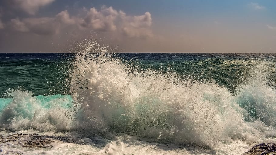 olas, chapoteo, viento, rociar, espuma, cielo, nubes, naturaleza, salpicaduras, mar, costa, marina, tormenta, agua, movimiento, ola, poder en la naturaleza, poder, horizonte sobre el agua, belleza en la naturaleza, deporte, horizonte, playa, rotura, deporte acuático, tierra, paisajes - naturaleza, surf, golpear, al aire libre, 5K