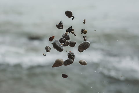 Fermer, cailloux, flottant, air, jeté, flou, Contexte, océan, rivage, plage, flotte, la nature, rive, côte, Voyage, paysage, caillou, pierre, mer, été, suspendu, Naturel, vacances, se détendre, jeter, eau, calme, Roche, lancement, la gravité, marron, des pierres, isolé, en volant, abstrait, blanc, minéral, tomber, personne, grand groupe d'objets, mouvement, Nourriture et boisson, en plein air, aliments, se concentrer sur le premier plan, journée, ciel, nature morte, fraîcheur, nuage - ciel, beauté dans la nature, 4K, CC0, domaine public, libre de droits