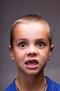 ragazzo, bambino, giovane, capo, Searious, maschio, ritratto, colpo alla testa, infanzia, ragazzi, maschi, girato in studio, una persona, vista frontale, sfondo grigio, avvicinamento, uomini, in casa, grigio, guardando la fotocamera, innocenza, abbigliamento casual, emozione, espressione facciale, bocca aperta, volto umano, fare una faccia, 4K, CC0, dominio pubblico, privo di copyright