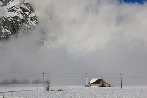 zimní zima, sníh, krajina, zimní, studená teplota, nebe, mrak - nebe, krása v přírodě, Příroda, scenics - příroda, nikdo, klid, den, životní prostředí, klidné scény, krytina, pole, bariéra, přeprava, mlha, venku, extrémní počasí, zasněžené hory, 5K, CC0, veřejná doména, bez autorských práv