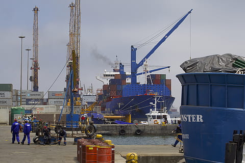 namibie, walvis bay, jeřáb - stavební stroje, průmysl, voda, molo, stroje, přeprava, komerční přístaviště, podnikání, architektura, nebe, Příroda, nákladní dopravu, přístav, stavba, způsob dopravy, den, námořní plavidlo, rozvoj, stavební průmysl, venku, stavební vybavení, 5K, CC0, veřejná doména, bez autorských práv